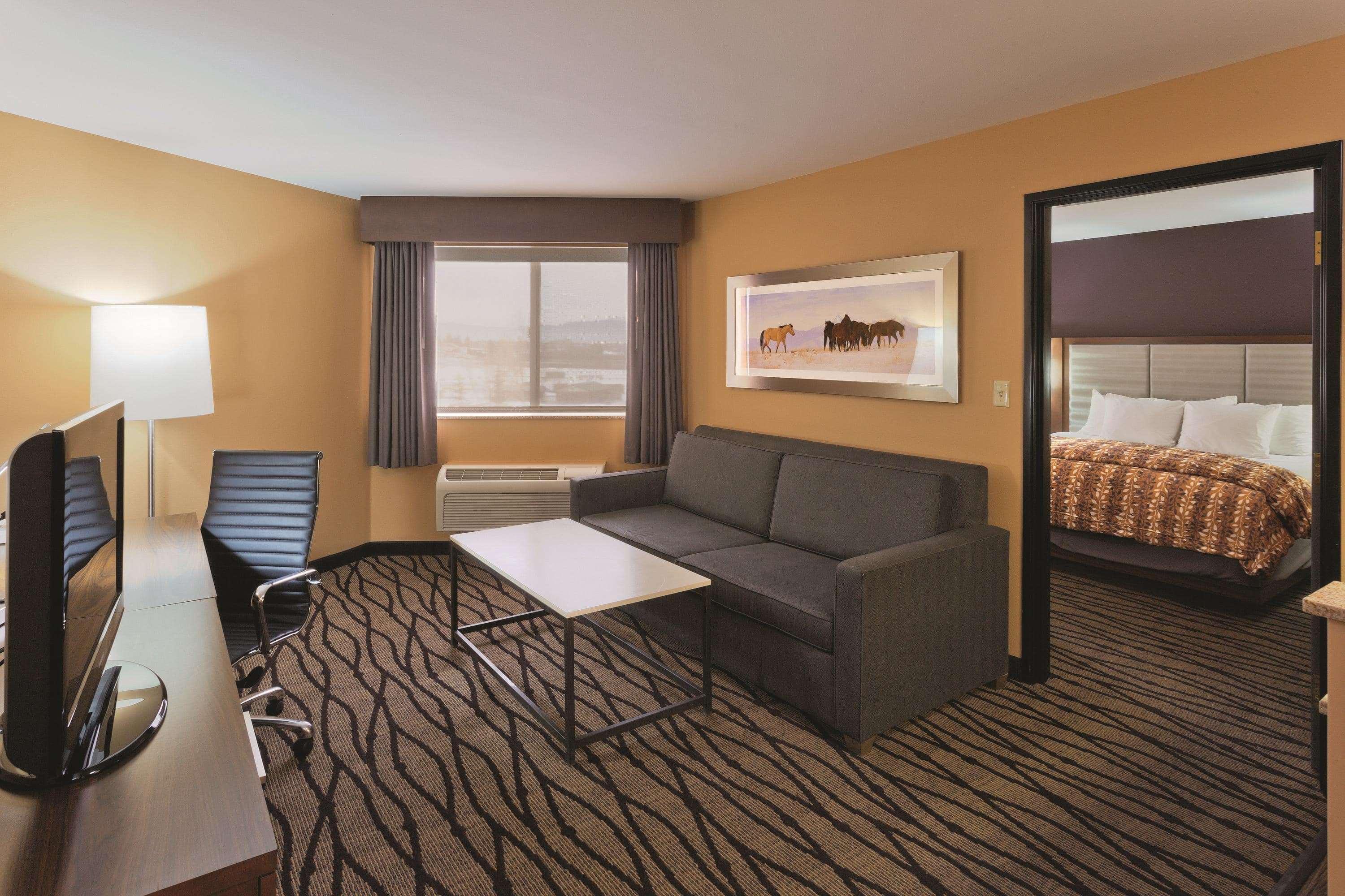 La Quinta By Wyndham Butte Hotel Exterior photo